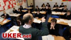 英国中学老师给学生打分数“过于宽松”