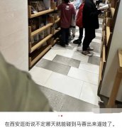 马蓉一头金发似精力小妹，与王宝强轮流带娃，瓜葛暖和了？