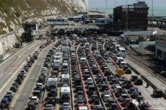 多佛大堵车，英国赴欧旅客滞留长达14个小时！英500万人下周接种新冠增强针...